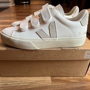 NEW IN BOX Veja Women’s Recife Logo Sneaker in White Natural Size 6